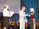 Президент РБА В. Р. Фирсов вручает Медаль Российской библиотечной ассоциации члену Правления РБА Т. Я. Кузнецовой