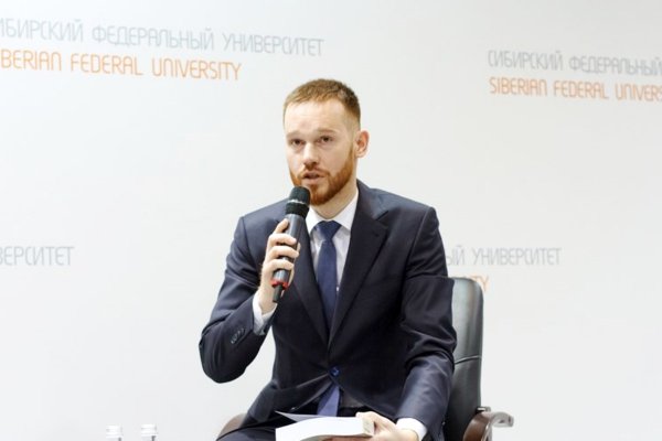 Председатель Секции библиотек высших учебных заведений Р. А. Барышев выступает на заседании